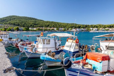 Tekne balık tutmak için ekipmanlar ile ipler için iskele, w ile bağlı