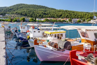 Tekne balık tutmak için ekipmanlar ile ipler için iskele, w ile bağlı