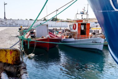 Tekne balık tutmak için ekipmanlar ile ipler için iskele, w ile bağlı