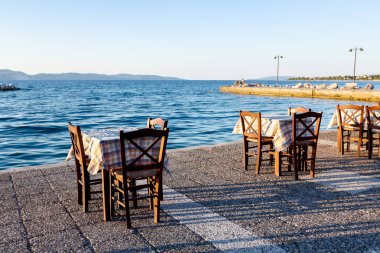 Geleneksel Yunan tavernası, açık denizin kenarında Restoran akşamları