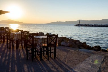 Geleneksel Yunan tavernası, açık denizin kenarında Restoran akşamları