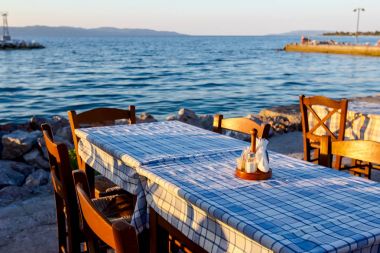Geleneksel Yunan tavernası, açık denizin kenarında Restoran akşamları