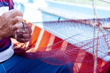 Balıkçı net balık tamir ediyor