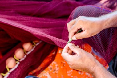 Balıkçı net balık tamir ediyor