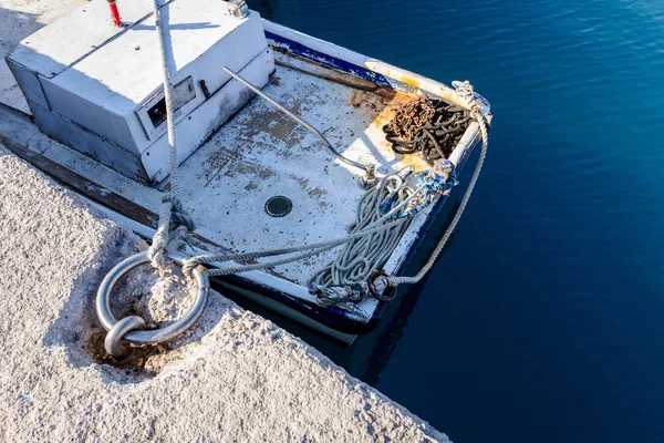 Barco de pesca blanco está atado con cuerda para el anillo de acero en el muelle , —  Fotos de Stock