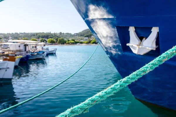 Большая рыбацкая лодка связана веревкой для пристани, пристани — стоковое фото