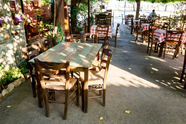 Temprano en la mañana en el restaurante tradicional de taberna — Foto de Stock