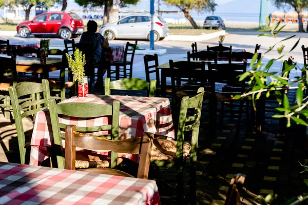 Temprano en la mañana tradicional restaurante colorido taberna junto a la playa — Foto de Stock