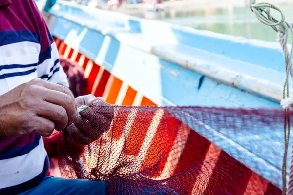 Le pêcheur répare le filet de pêche — Photo