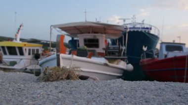 Tekne balık tutmak için ekipmanlar ile birlikte iskele için ipler bağlanmıştır, wharf 