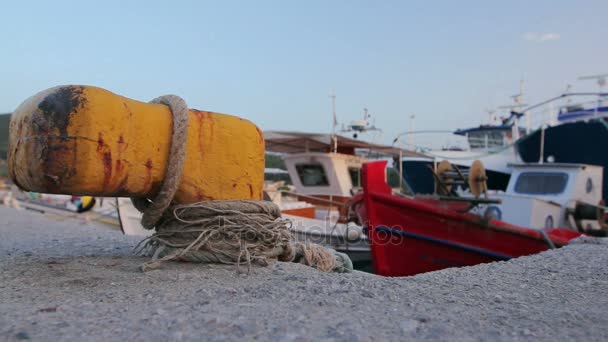 Halászhajók meg van kötve a kötél a mólón, wharf közeli Marina — Stock videók