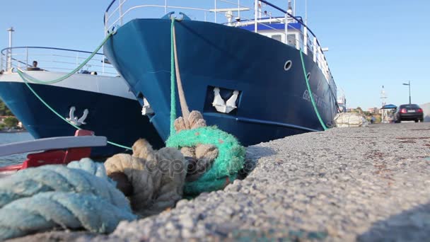 Två stora fiskebåtar binds upp med rep för dockan marina — Stockvideo