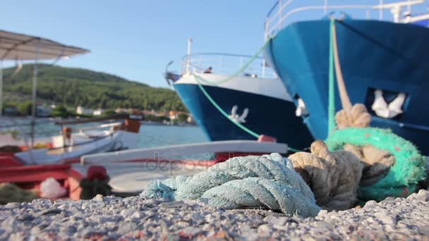 Twee grote vissersboten zijn vastgebonden met touw voor het dock, marina — Stockvideo