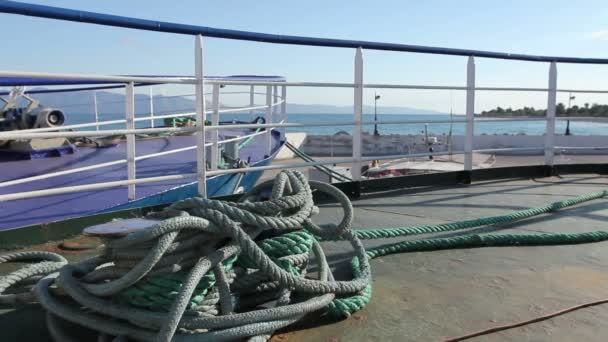 Plaats op de boot waar het schip is verbonden met touwen voor dock — Stockvideo