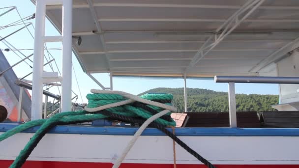Lugar en el barco donde el barco está atado con cuerdas para el muelle — Vídeos de Stock