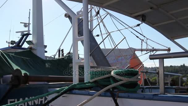 Coloque no barco onde o navio está amarrado com cordas para doca — Vídeo de Stock