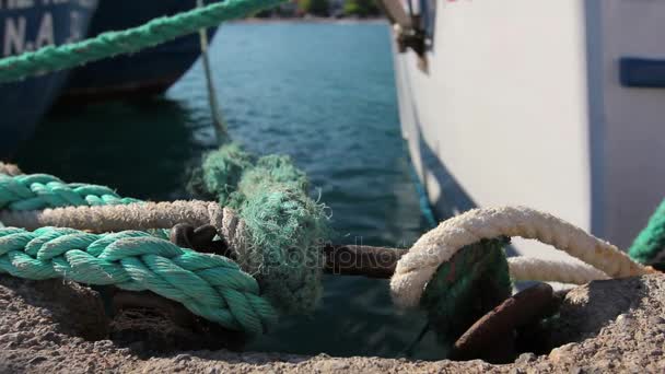 在码头上的地方船舶被捆绑绳索 — 图库视频影像