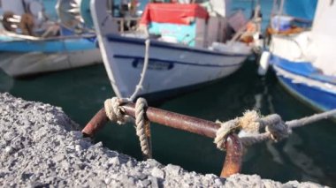 Balıkçı tekneleri pier, marina, iskele yakın çekim için iple bağlı olan
