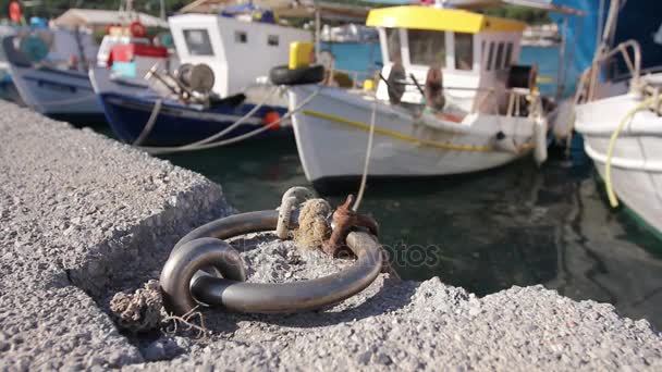Les bateaux de pêche sont attachés avec une corde pour la jetée, quai gros plan à la marina — Video