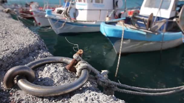 Halászhajók meg van kötve a kötél a mólón, wharf közeli Marina — Stock videók