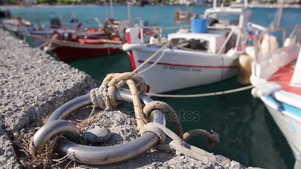 Rybářské lodě jsou svázány provazem k molu, close-up přístaviště Marina — Stock video