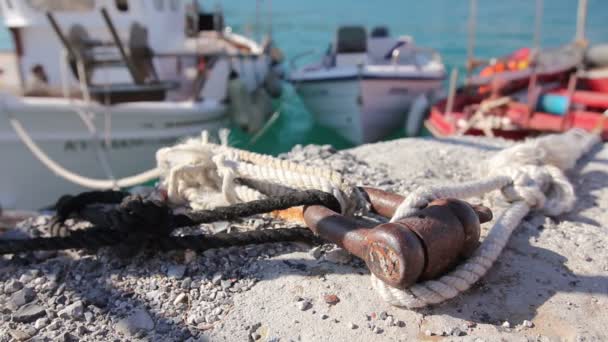 Αλιευτικά σκάφη είναι δεμένα με σχοινί για την προβλήτα, γκρο πλαν προβλήτα Μαρίνας — Αρχείο Βίντεο