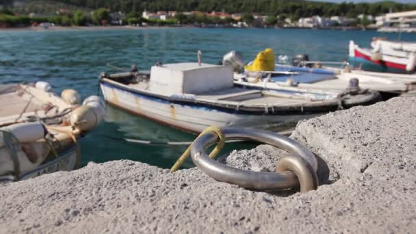 Barcos de pesca são amarrados com corda para o cais, wharf close-up na marina — Vídeo de Stock