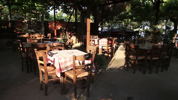 Vroege ochtend in buiten traditionele taverne restaurant — Stockvideo
