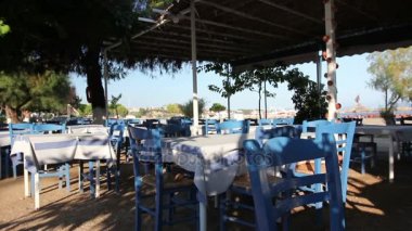 Sabah erken geleneksel renkli lokali restoran plaj tarafından