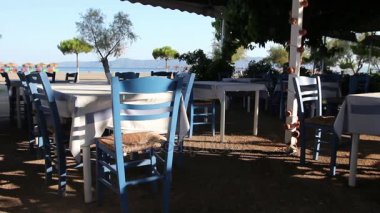 Sabah erken geleneksel renkli lokali restoran plaj tarafından