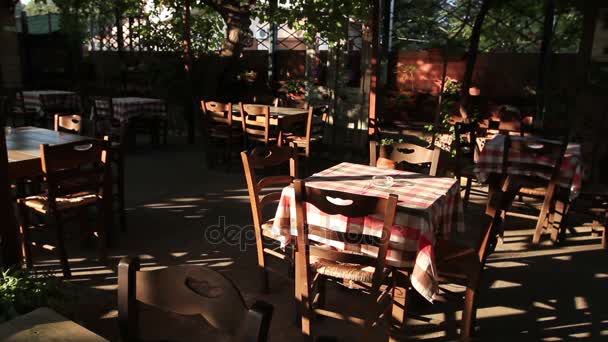 Early morning in outside traditional tavern restaurant — Stock Video