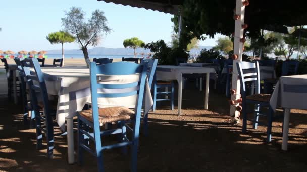 Temprano en la mañana restaurante taberna colorido tradicional junto a la playa — Vídeo de stock