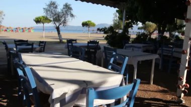 Sabah erken geleneksel renkli lokali restoran plaj tarafından