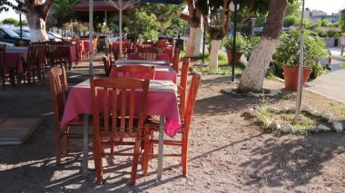 Sabah erken geleneksel renkli lokali restoran plaj tarafından