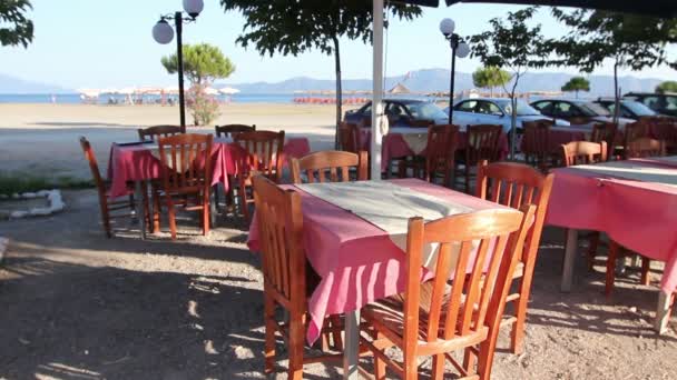 Temprano en la mañana restaurante taberna colorido tradicional junto a la playa — Vídeos de Stock