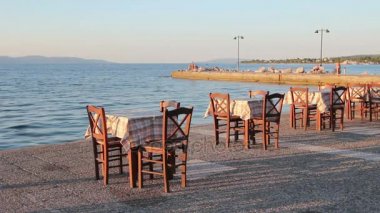 Geleneksel Yunan tavernası, açık denizin kenarında Restoran akşamları