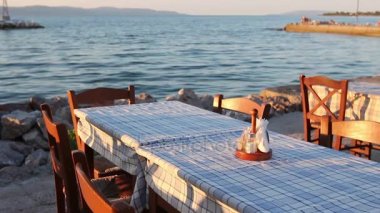 Geleneksel Yunan tavernası, açık denizin kenarında Restoran akşamları
