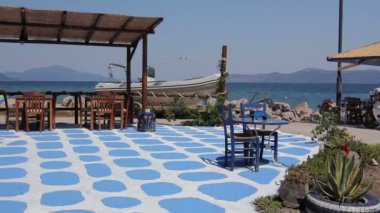 Tipik bir açık Yunan tavernada sanatsal tasarım olarak boyalı kat
