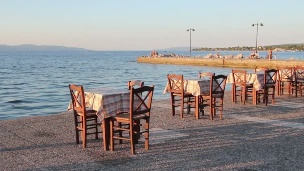 Abend in der traditionellen griechischen Taverne, Restaurant am offenen Meer — Stockvideo
