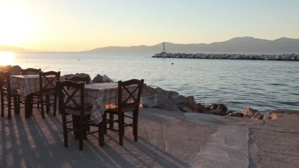 Kväll på traditionell grekisk taverna, restaurang vid öppna havet — Stockvideo