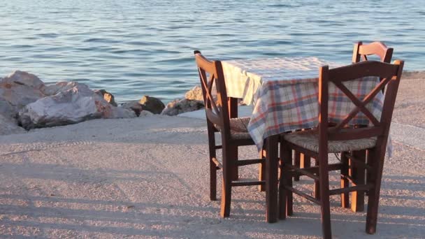 傍晚在传统的希腊小酒馆, 餐厅由开放的海洋 — 图库视频影像