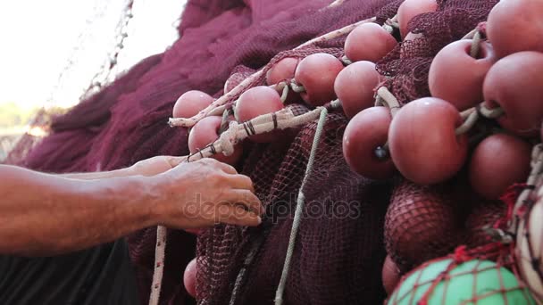 Nål Med Tråd Fisherman Händer Reparera Nätet För Mete — Stockvideo