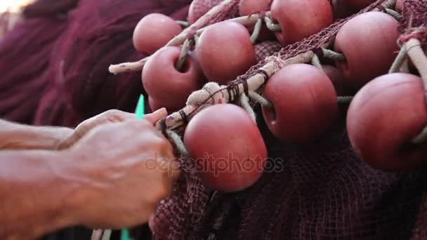 Aguja Con Rosca Manos Pescador Reparando Red Para Pesca — Vídeo de stock