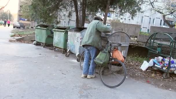 Man Stedelijke Povertyhomeless Man Met Zijn Fiets Onderzoekt Vuilnis — Stockvideo