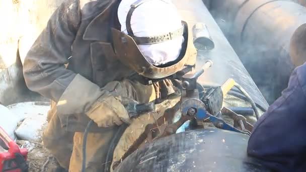 View Welder Welding Pipelinewelder Trench Working Hard Arc Welding Pipeline — Stock Video