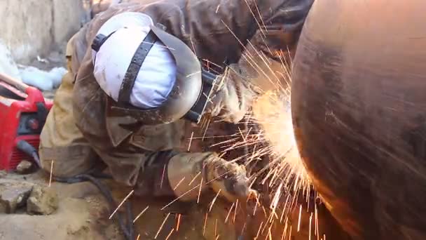 View Welder Welding Pipelinewelder Trench Working Hard Arc Welding Pipeline — Stock Video