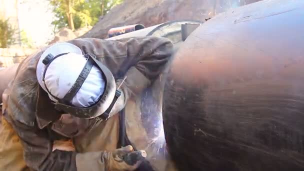 Pipelinewelder 焊机在沟槽工作时的看法弧焊管道 — 图库视频影像