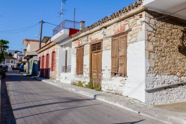 Taş duvar ve ahşap pencere ev şehir sokak, panjurlar 