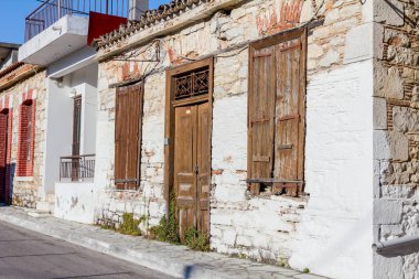Taş duvar ve ahşap pencere ev şehir sokak, panjurlar 