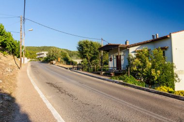 Yol yerleşim dağlık manzara ile yokuş yukarı gidiyor